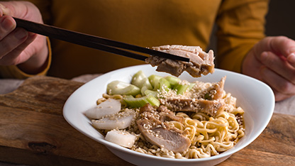 Ramen eriştesi yiyen kişi