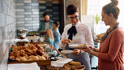 Otelde yemek servisi yapan catering personeli