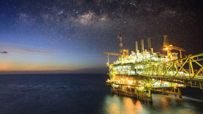 Petrol ve gaz üretimi için açık deniz inşaat platformu