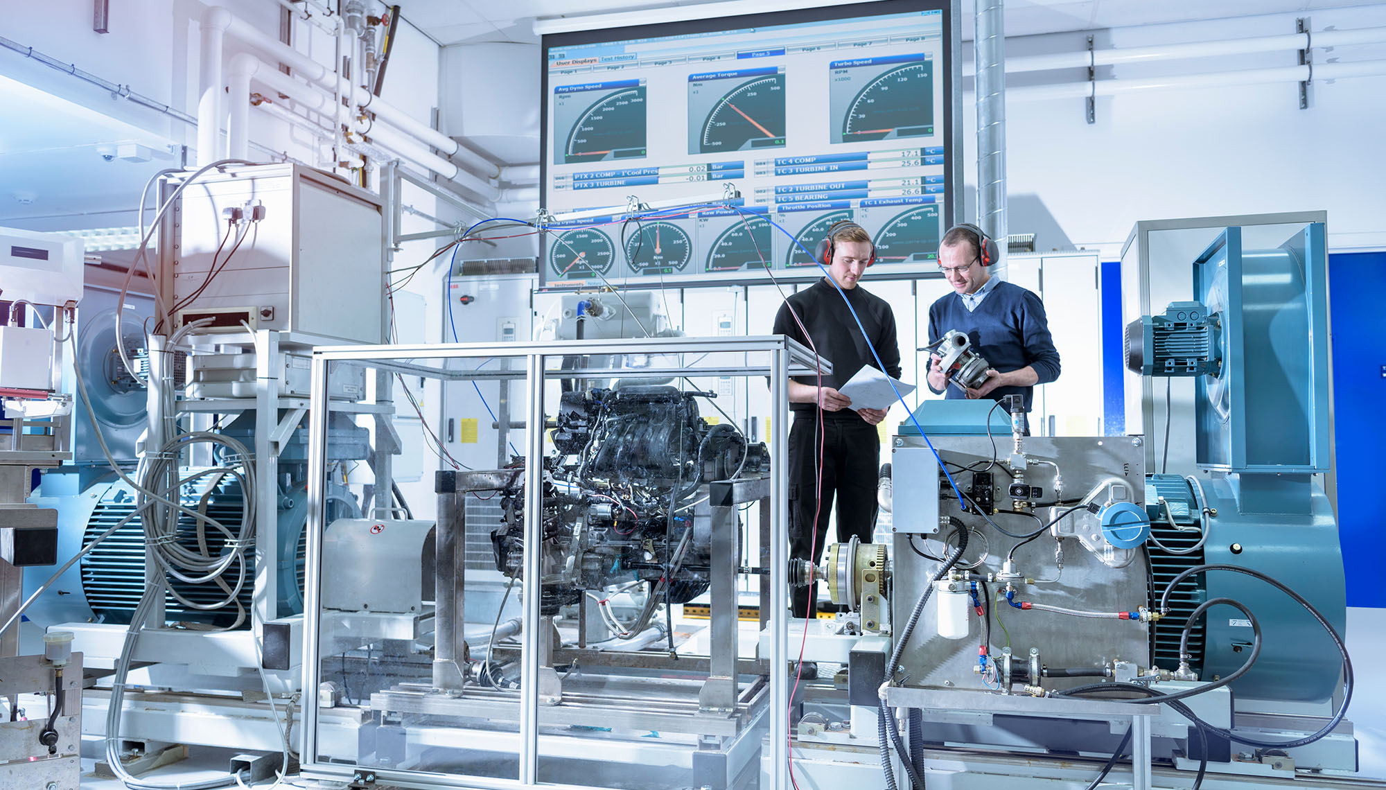 Turboşarjlı otomotiv araştırma laboratuvarında çalışan bilim adamları